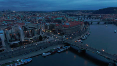 Drone-De-Praga-Sobre-El-Río-Vltava-En-La-Noche