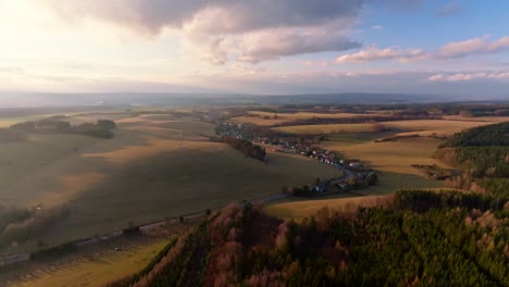 Ländliche-Landschaft-Mit-Einer-Kleinen,-Einzigen-Gasse-Zwischen-Wäldern-Und-Feldern