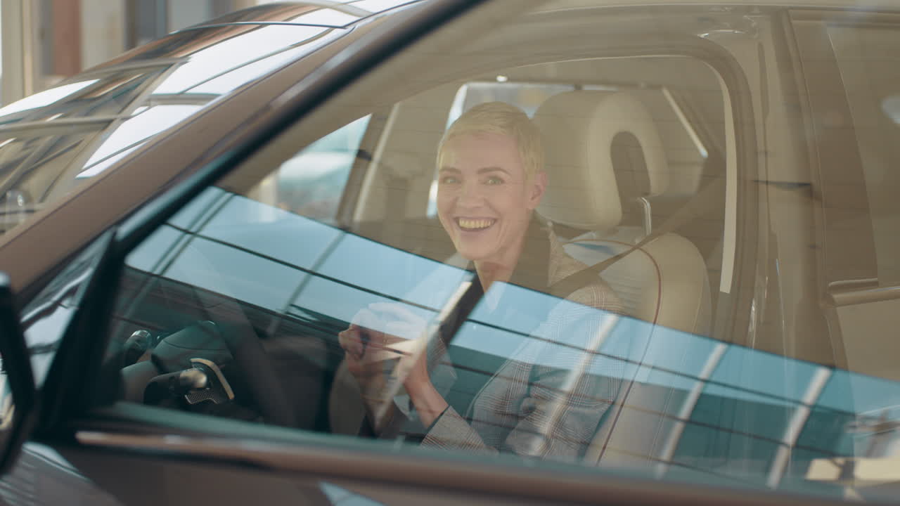 차를 운전하는 여자