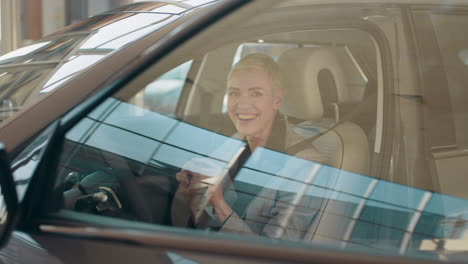 mujer conduciendo un auto