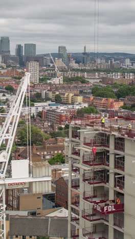 londres, inglaterra - 31 de agosto de 2022: el horizonte de londres con grúas construyendo una torre de gran altura en vertical