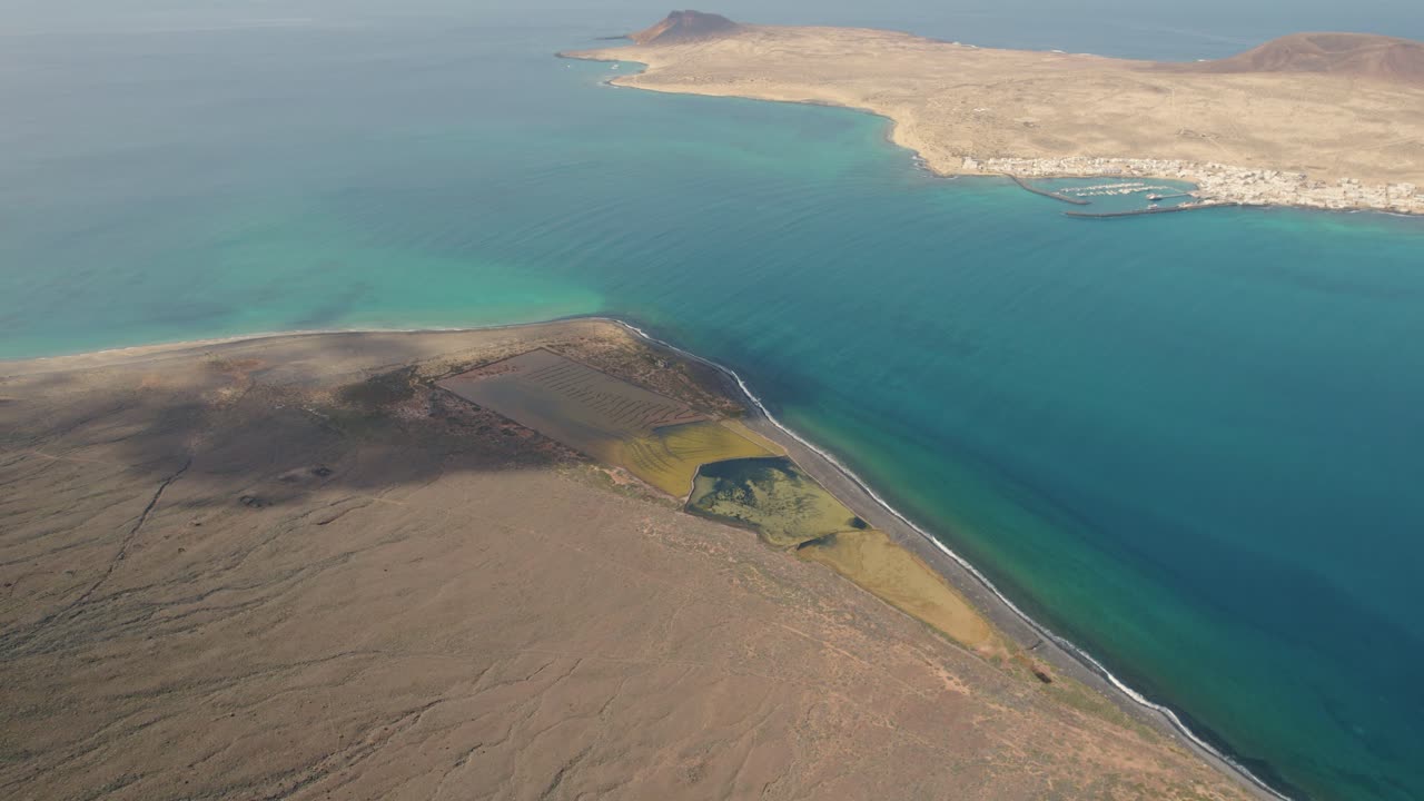 vista aérea de la isla de la graciosa en un día soleado