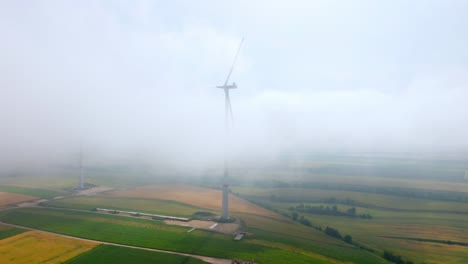 Windkraftanlagen-Bei-Nebligem-Wetter-Im-Weinviertel,-Österreich---Drohnenaufnahme-Aus-Der-Luft