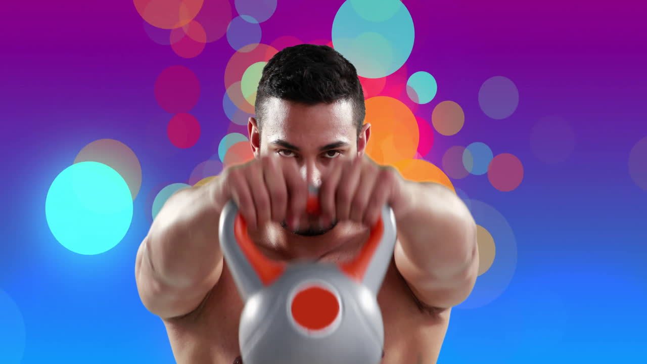 animación de un hombre biracial en forma sin camisa haciendo ejercicio con kettlebell sobre manchas de luz coloridas