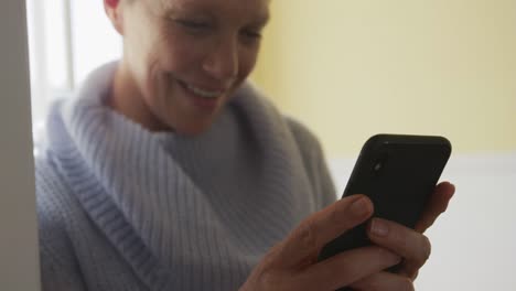 mujer mayor sola en casa
