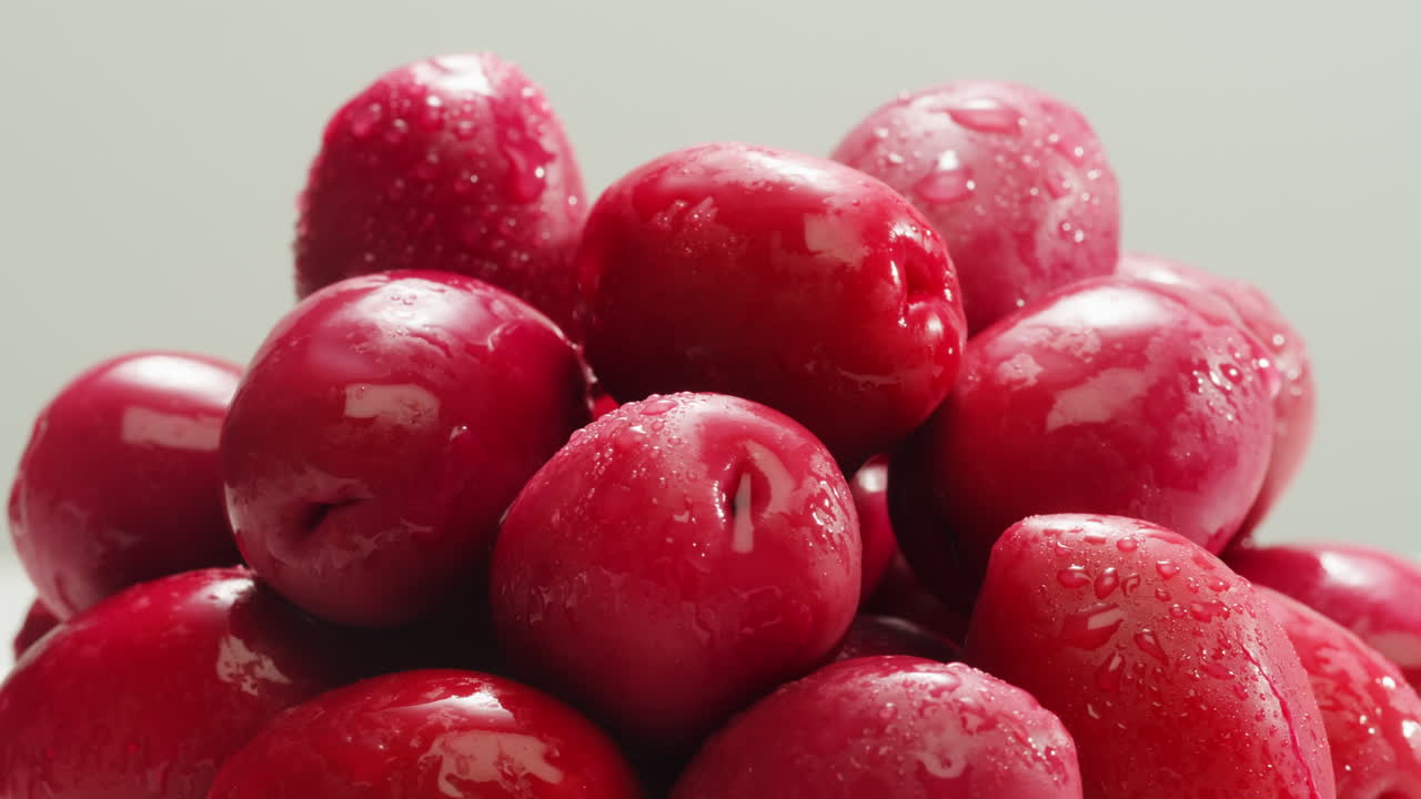 고품질의 4k 영상으로 그리스에서 배경으로 인 둥근 녹색 올리브.