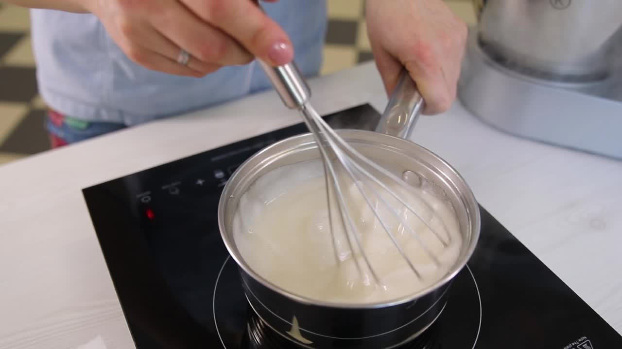 haciendo una salsa de postre