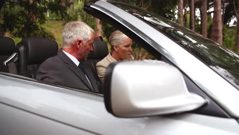 Pareja-Hablando-En-Un-Auto-