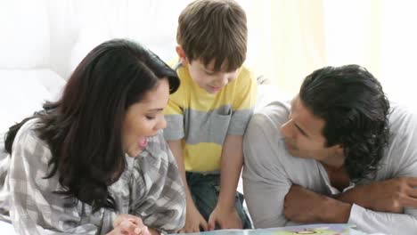 familia joven leyendo en el suelo