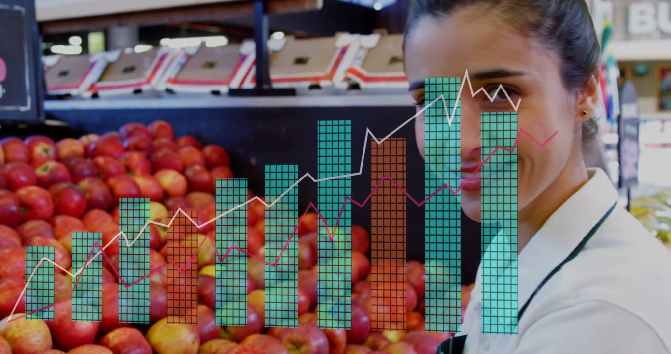 Empleado de supermercado organizando manzanas en la sección de frutas y verduras, generando barras y líneas sobre las manzanas para el seguimiento de ventas.