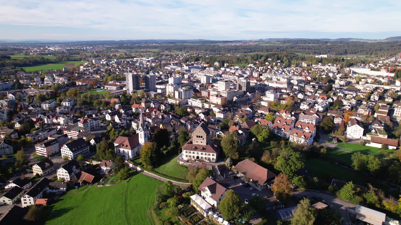 Luftaufnahme einer kleinen Stadt im Kanton Zürich, Uster, Schweiz