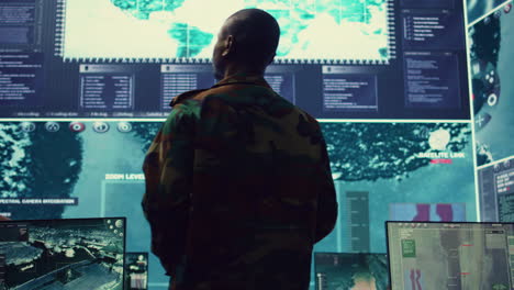 general del ejército que supervisa la misión de reconocimiento especial en el centro de control