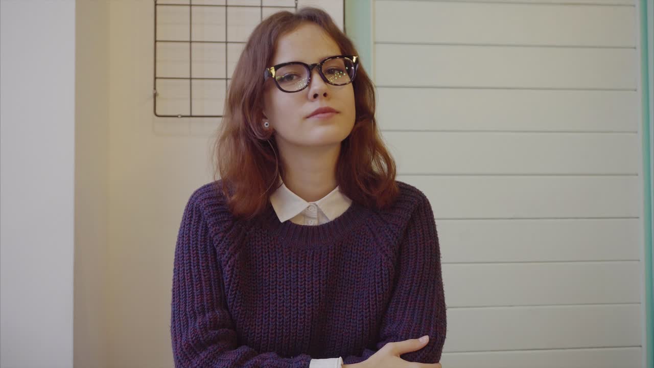 una adolescente en un café