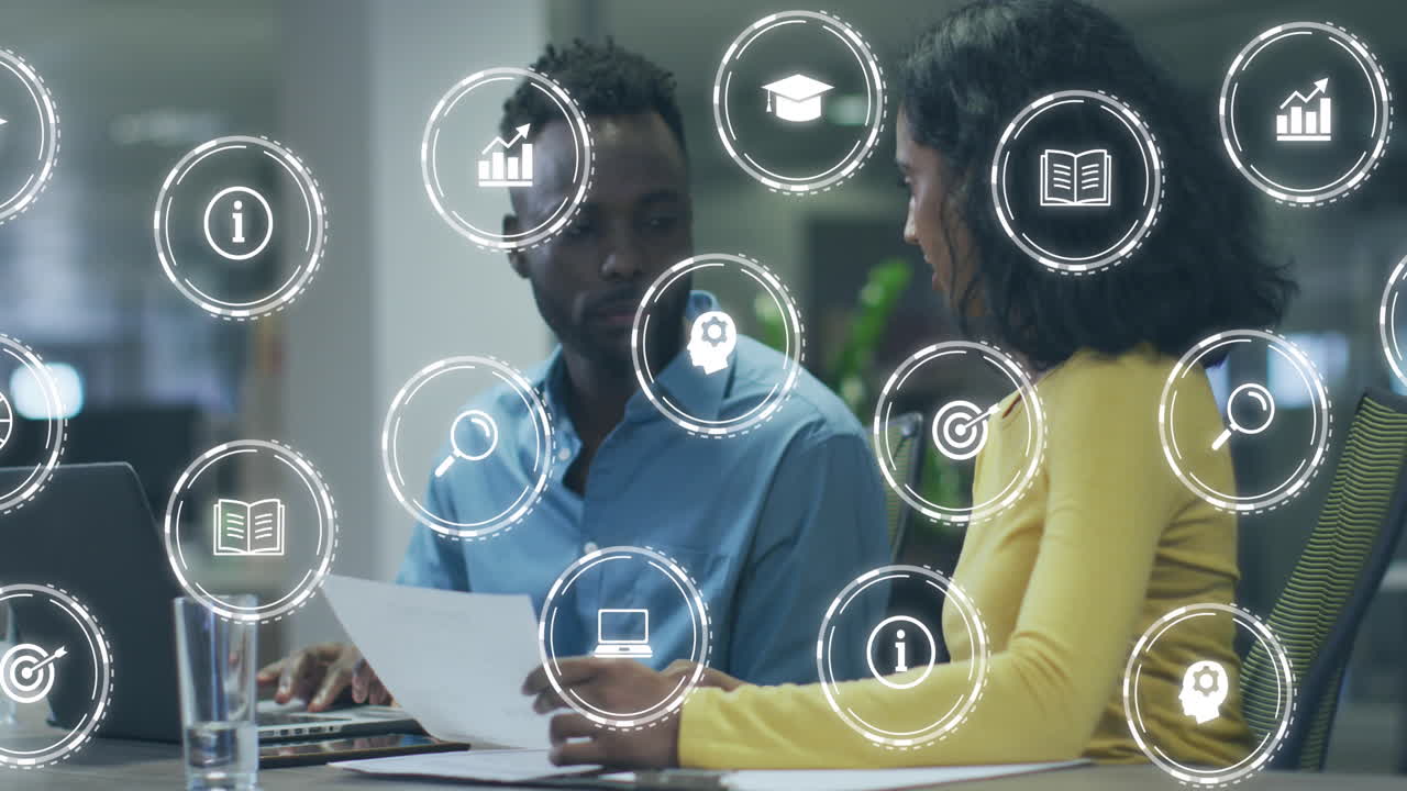 animación de iconos digitales sobre diversas personas de negocios en la oficina