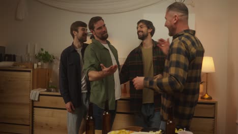 amigos celebrando en una cocina