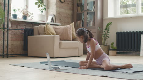 niño practicando yoga en casa