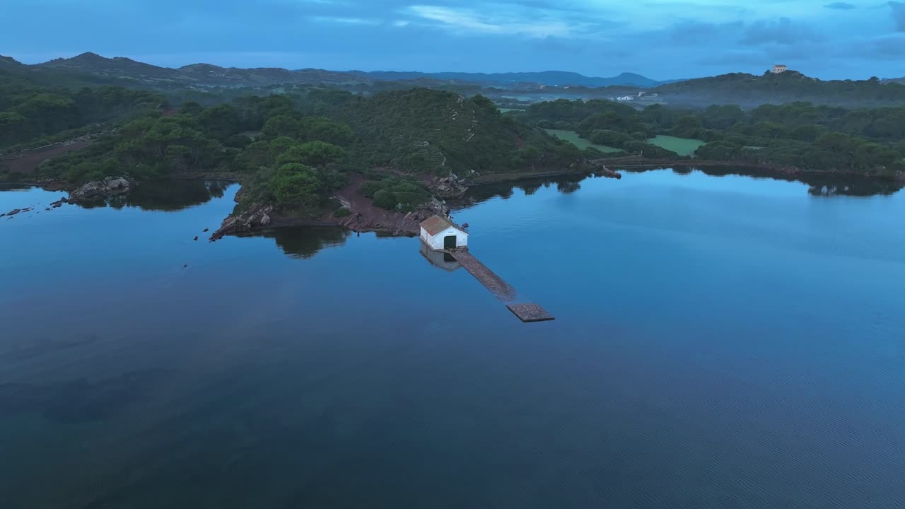 스페인 오션 베이 상공의 블루 아워 드론 비행