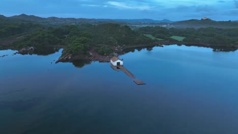 vuelo de drones en la hora azul sobre ocean bay en españa