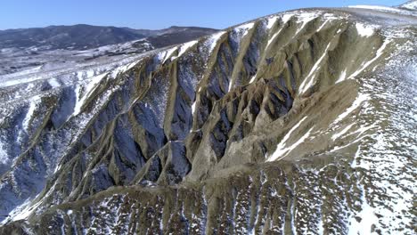 paisaje montañoso nevado con valles erosionados