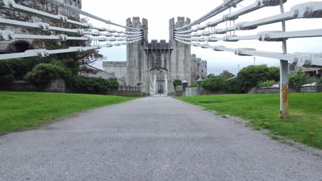 moviéndose entre el castillo de conwy puente colgante cables de ingeniería de acero construcción tire hacia atrás ángulo bajo