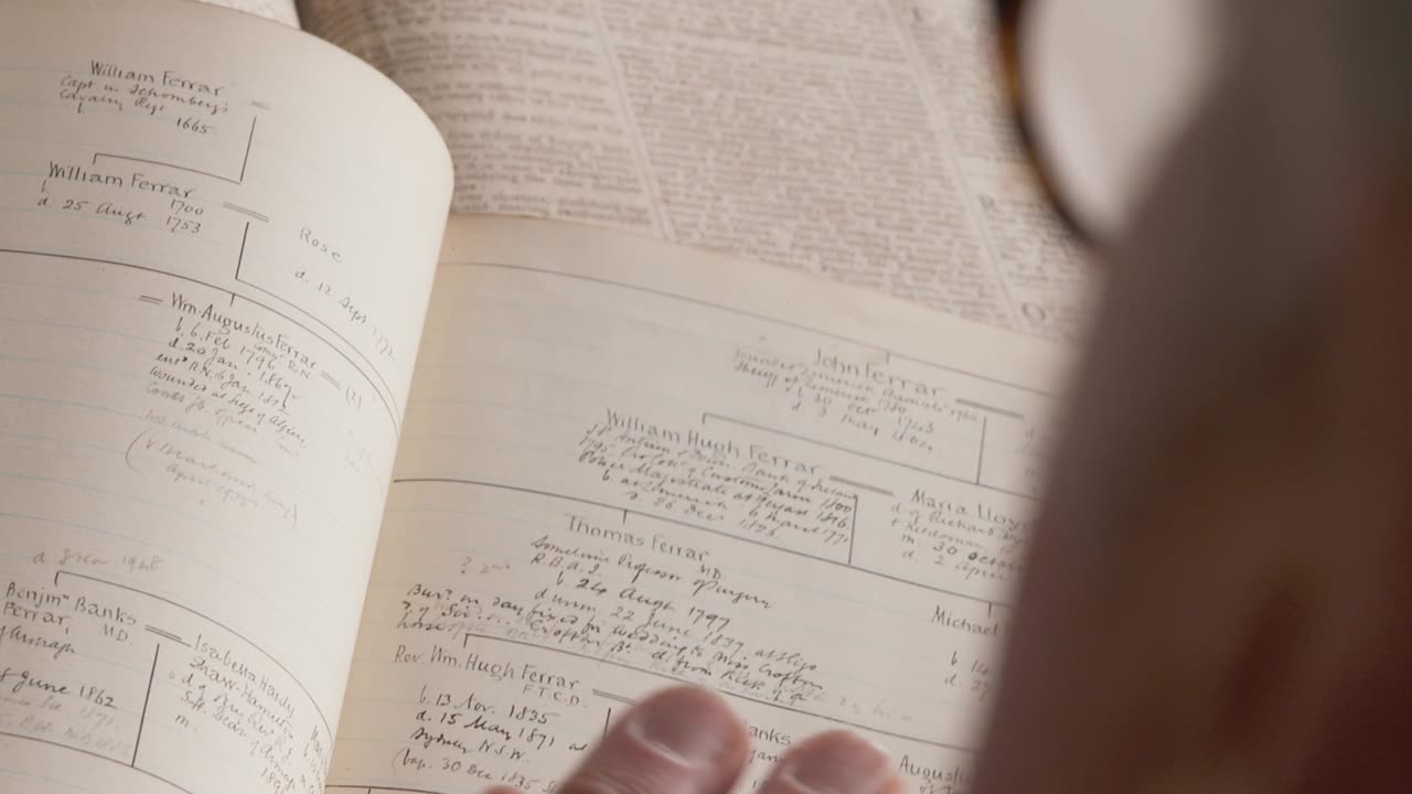 한 남자가 벨파스트의 한 도서관에서 오래된 역사책을 살펴보고 있다