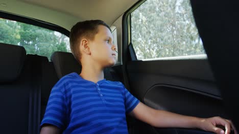 Junge-Entspannt-Sich-Auf-Dem-Rücksitz-Des-Autos