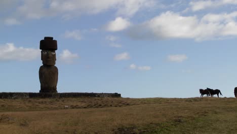 Pferde-Wandern-In-Der-Nähe-Einer-Der-Erstaunlichen-Statuen-Der-Osterinseln