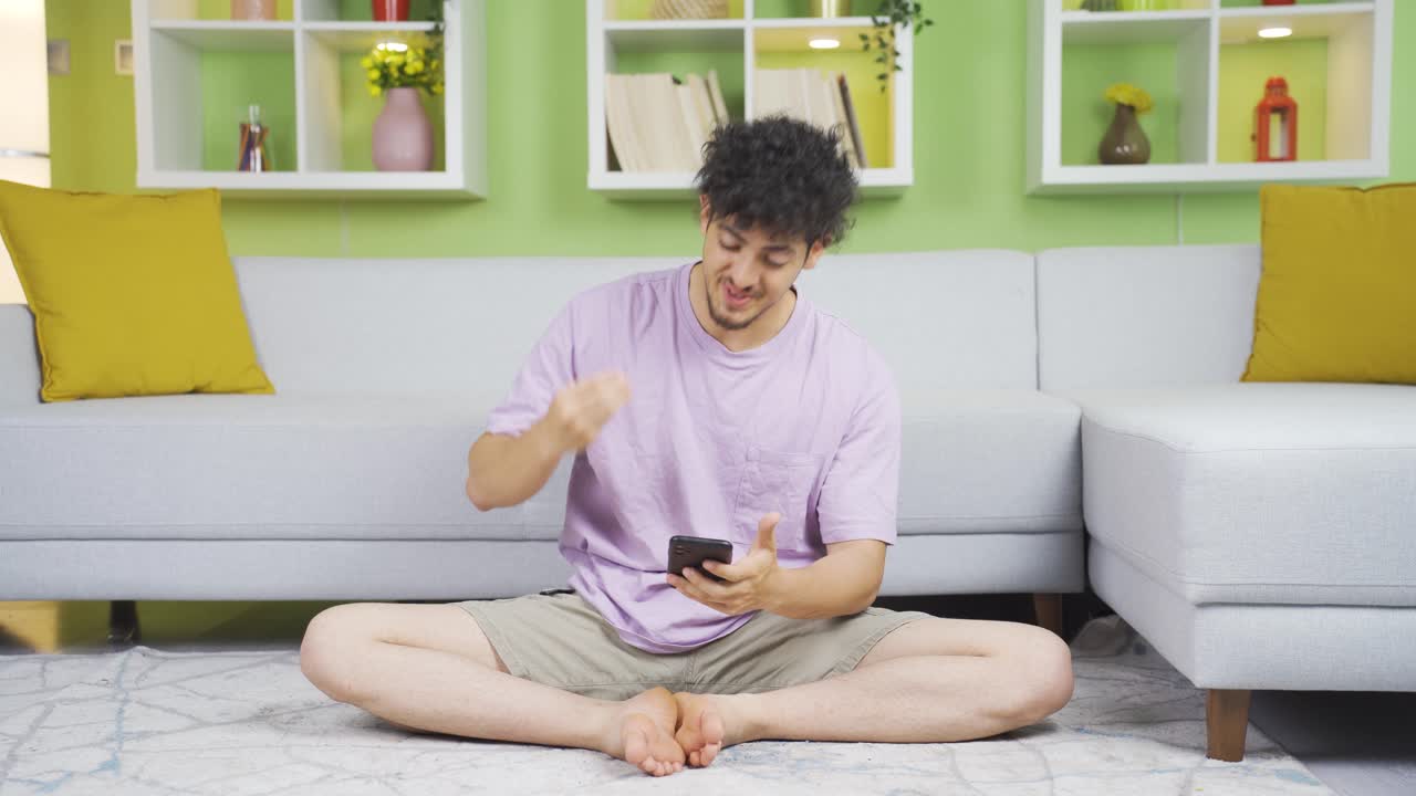 새로운 특징과 창의성을 발견하는 젊은이입니다.