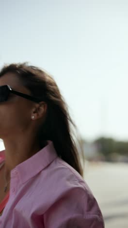 mujer con camisa rosada y falda floral