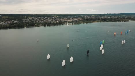 Una-Regata-De-Veleros-En-El-Lago-De-Constanza-En-Alemania.