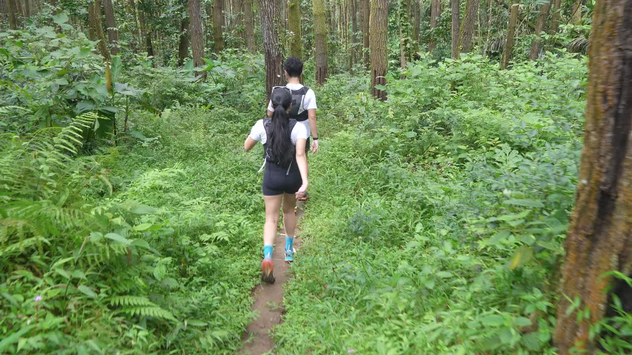 숲 에서 산책 하는 부부