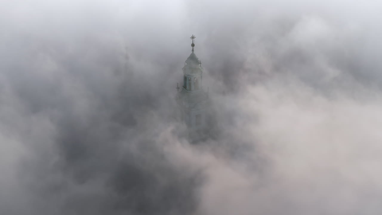 폴란드 크라코프의 안개가 가득한 해가 뜨는 와벨 성 - 느린 움직임