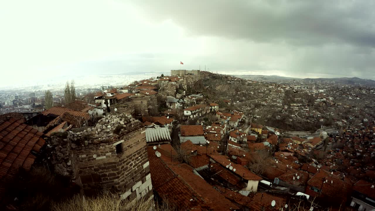 터키의 시그니스트들은 히사르 성의 마당에서 음악을 연주합니다. 관광객들은 산책하고 듣고 있습니다.