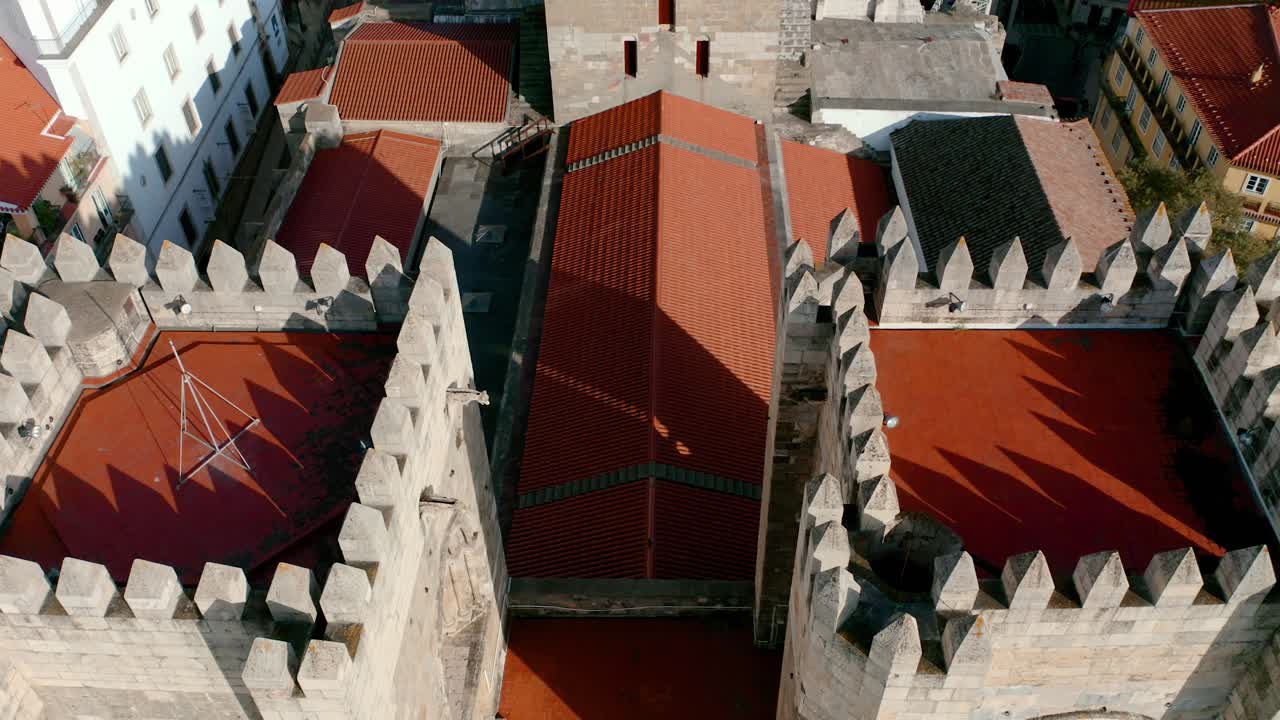 Cattedrale della Sé o Cattedrale di Lisbona, volando tra le torri e rivelando il mare