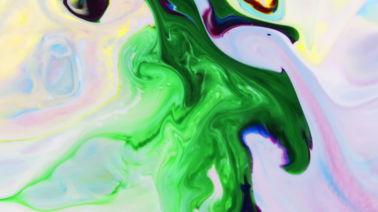 colores abstractos extendiendo pintura girando y estallando