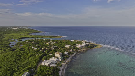 akumal mexico aerial v5 drone cinematográfico vuela hacia arriba y sobre la orilla del mar vistas al océano resorts y casas de vacaciones capturando el paisaje costero con el parque ecológico yal-ku - filmado con mavic 3 pro cine - julio 2023