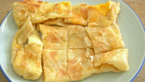 roti frito con huevo y leche condensada azucarada