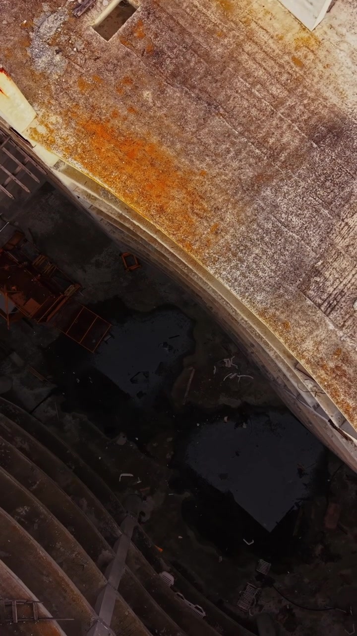 Luftfoto af et patineret tag med forskellige teksturer