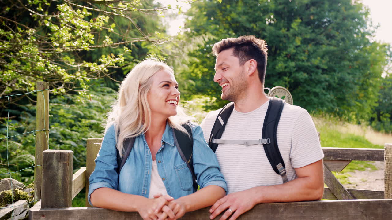 영국 레이크 디스트릭트 (lake district) 에서 산책하는 부부의 느린 동작 초상화