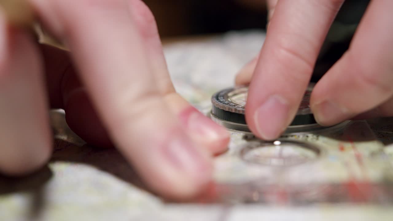 地圖上有旋轉邊框的指南針.