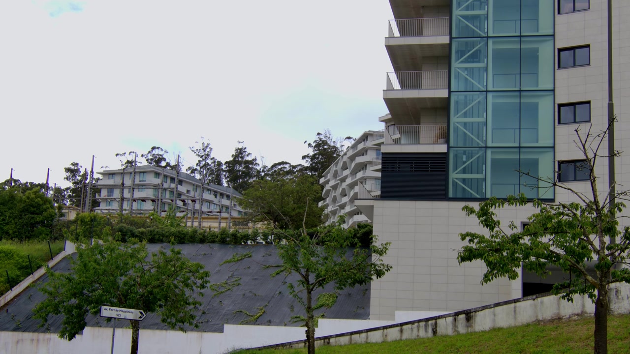 Inquadratura fissa di alcuni complessi residenziali a Porto.