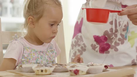 Chica-Intentando-Tocar-El-Azúcar-De-Los-Muffins.