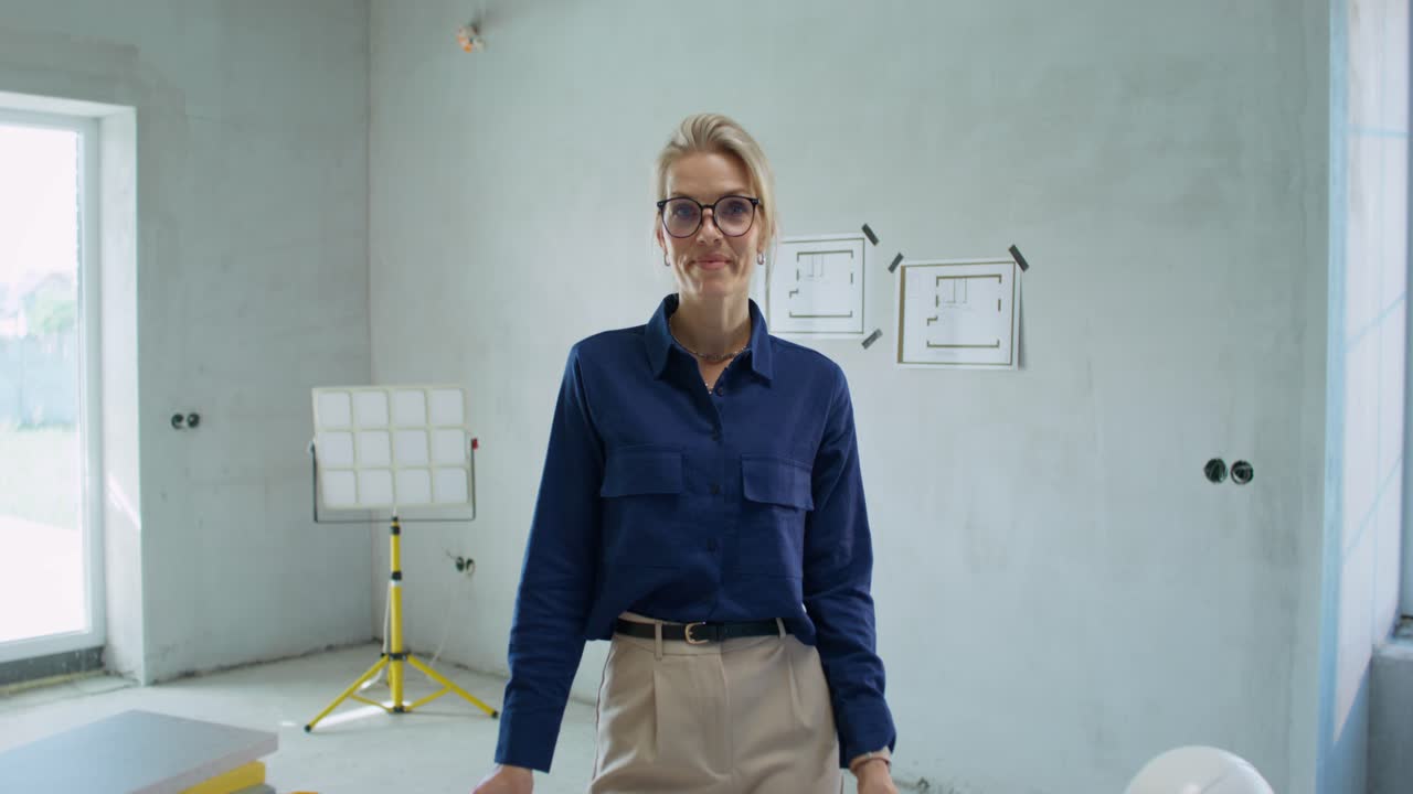 mujer arquitecta en un nuevo proyecto de construcción