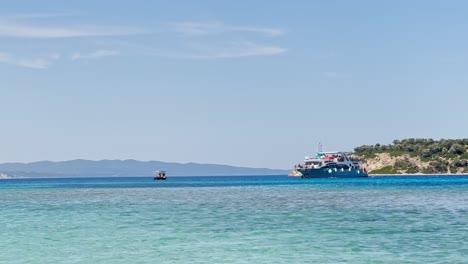 Clean-blue-flag-beaches-of-Halkidiki-Peninsula,-Greece