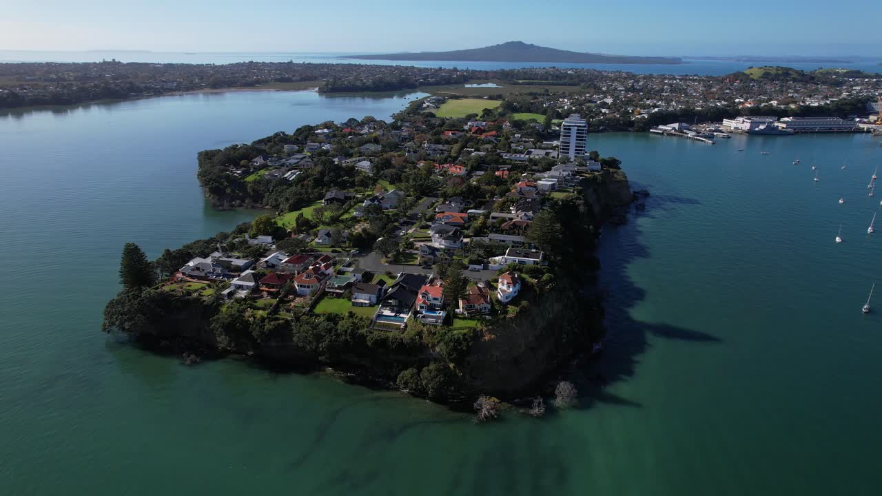 뉴질랜드 오클랜드 북쪽 해안에 있는 스탠리 포인트 교외 지역 - 공중 드론 촬영