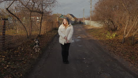 mujer y perro en el campo de otoño