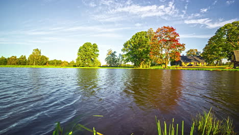 Lago-Tranquilo-Con-Reflejo-De-La-Naturaleza-Durante-El-Amanecer.