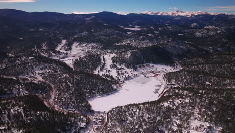 Immergrün-Colorado-Luftdrohne-Malerische-Landschaft-Mount-Evan-Blauer-Himmel-Drei-Schwestern-Seehaus-Golfplatz-Jeffco-High-School-Wintermorgen-Denver-Offener-Raum-Etown-Vorwärts-Schwenken-Nach-Oben-Enthüllen-Bewegung-