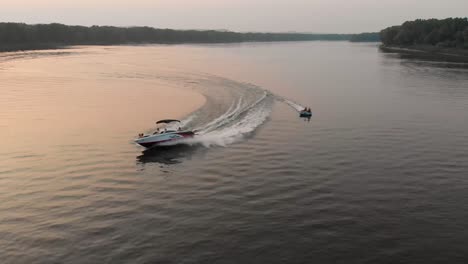 Tubing-Bei-Sonnenuntergang-Auf-Dem-Mississippi