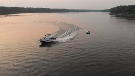 tubing al atardecer en el río mississippi